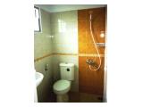 Kamar mandi dengan kloset duduk dan air panas